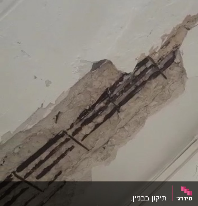 קיר מתקלף עם חוטי חשמל חשופים